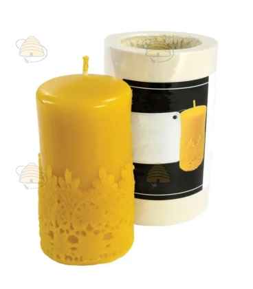 Bougie haute avec motif de dentelle, coulée