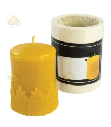 Bougie courte avec motif de dentelle, coulée Bougie courte avec motif de dentelle, coulée